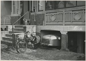 Den Haag. Gentsestraat, een onder het balkon geparkeerde auto. ca