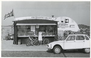 Den Haag. Kijkduinsestraat, Kijkduin, kraam van de fritesspeciali