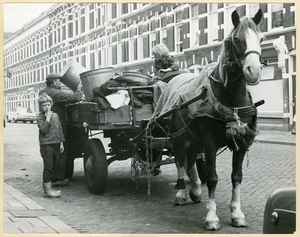 Den Haag. Van Ostadestraat, schillenboer bij de nummers ca. 274 e