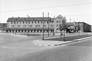 Erasmusweg - Troelstrakade. Het klooster 'Mariaburcht' dat op de 