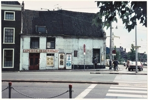 Fluwelen Burgwal hoek Wijnhaven, met Expeditie De Gier (nr. 76). 