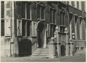 het stadhuis uit de 16e eeuw aan de Dagelijkse Groenmarkt met de 