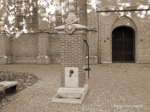 Oude waterpomp. Rond de Grote Kerk