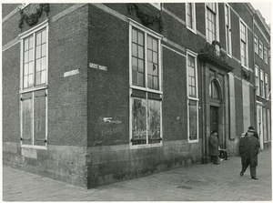 Prinsegracht links, zijgevel van de Boterwaag aan de Grote Markt.