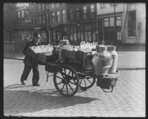 Sierkan op de hoek van de Amsterdamse Veerkade en de Wagenstraat.