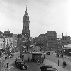 Torenstraat, over het pleintje met het tankstation en zicht op de