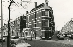 Zusterstraat 61-35, gezien richting Rozenburgstraat. Rechts de Va