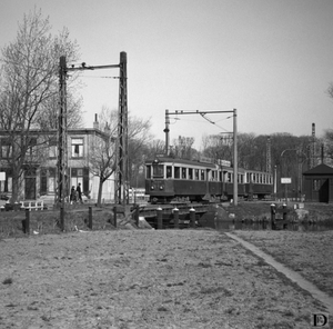 A 604-603+B12 rijdt in Katwijk aan den Rijn de brug op, komend va