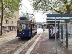 A327. Er werd vanuit het depot Scheveningen via lijn 9 en 15 naar