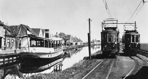 Broek in Waterland toont ons twee trams bij het station van Broek