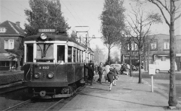 Leidschendam De A602-601 stopt  aan de halte Damlaan.