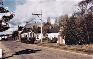 Oegstgeest Op de Rhijngeesterstraatweg rijdt de A 512 in 1959 naa