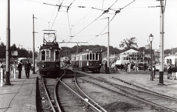 Ter hoogte van de tramwissels van de Blauwe Tram is op de achterg