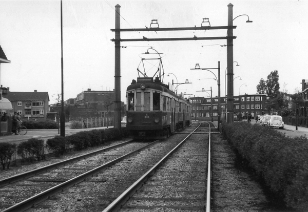 Voorburg Een tram op weg naar Leiden is op de KW laan net van de 