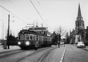 Voorschoten Bij de halte Voorschoten Dorp op de Schoolstraat staa