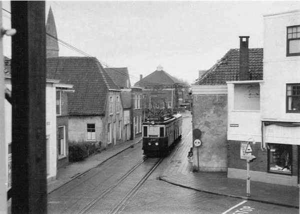 Voorschoten Een A 600-stel is van de Leidseweg gekomen en rijdt n
