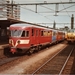 Rode diesels staat de 95 opgesteld naast DE3 133 op station Ensch