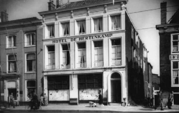 1951 naar de  Bezuidenhoutseweg even voorbij de Rijnstraat tegeno