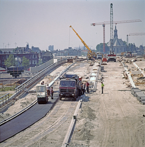 Aanleg Prins Bernhardviaduct; asfalteringswerkzaamheden 1975