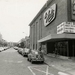 De Carpentierstraat met cinema Du Midi (nr. 141), gezien van de J