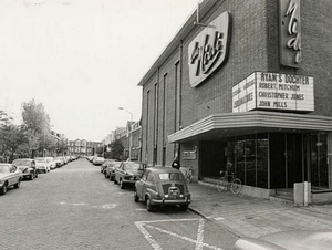 De Carpentierstraat met cinema Du Midi (nr. 141), gezien van de J