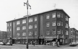 De Genestetlaan 123-109 en Jonckbloetplein 20-36. Rechts de Capad