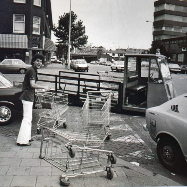 Den Haag Calandstraat , een speciale wagen haalt winkelwagentjes 