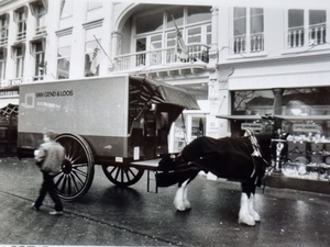 Den Haag, Plein, met paard en wagen van Gent en Loosmag ook na 11