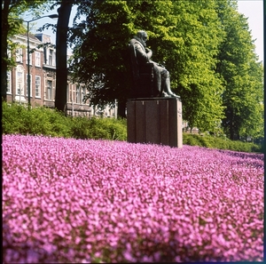 Den Haag. Lange Vijverberg, standbeeld van Johan van Oldenbarneve