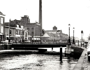 Draaibrug van de Veenkade naar de Noordwal op de achtergrond zien