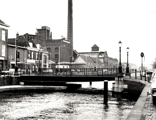 Draaibrug van de Veenkade naar de Noordwal op de achtergrond zien