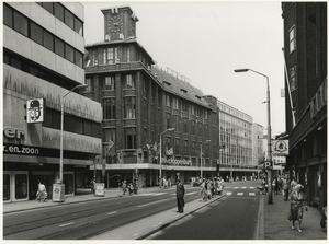 Grote Marktstraat, ter hoogte van de Haagsche Courant gezien naar