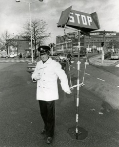 Hoofdagent F.G.P.Schrader hanteert het laatste verkeersstopbord k