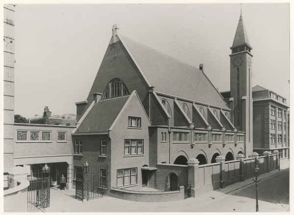 Lage Nieuwstraat, links de ingang voor bezoekers van het R.K. zie