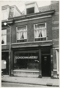 Lange Lombaardstraat 15 met een Schnoenmakerij.