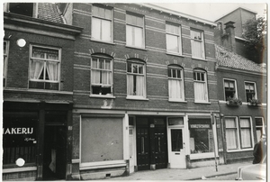 Lange Lombardstraat 5-11, rechts staat koeltechniek op het winkel