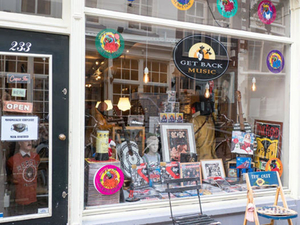 Platenzaak gespecialiseerd in nieuw en 2e hands Vinyl, CD's, DVD'