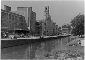 Prinsessegracht gezien vanaf de Herengracht, links de Academie va
