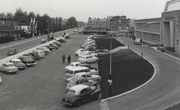 Sportlaan, het parkeerterrein bij het Rode Kruis ziekenhuis.1961