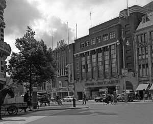 Spui gezien van de hoek Lange Poten, met Vroom & Dreesmann