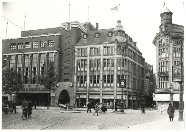 Spui hoek Spuistraat; in het midden nr. 1 (Magazijn Nederland), l