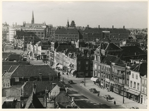 Spui, de eerste zijstraat rechts is de Ammunitiehaven. Op de acht