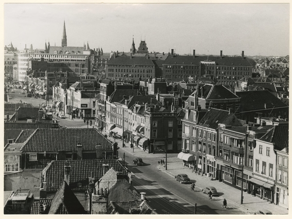 Spui, de eerste zijstraat rechts is de Ammunitiehaven. Op de acht