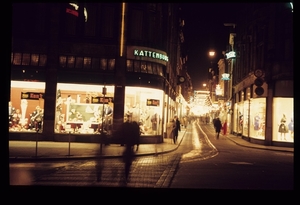 Spuistraat  bij avond , gezien van de hoek Spui-Hofweg.