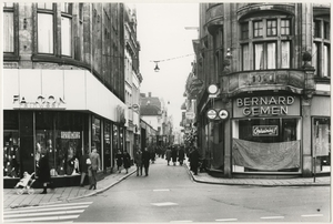 Spuistraat vanaf het Spui, Kattenburg en Voss zijn inmiddels weg 