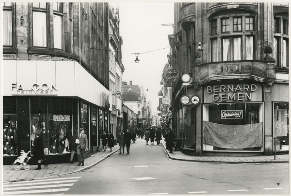 Spuistraat vanaf het Spui, Kattenburg en Voss zijn inmiddels weg 