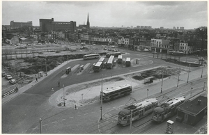 Turfmarkt, busstation met op de achtergrond het Spui.