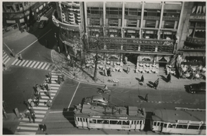 Uitzicht van het dak van Vroom en Dreesmann (Spui 3) op het Spui 