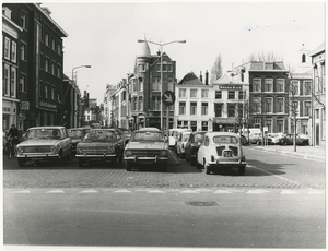 Varkenmarkt, in het verlengde de Assendelftstraat, rechts de Laan