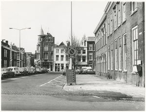 Varkenmarkt, links de Assendelftstraat, het gebouw rechts is Prin